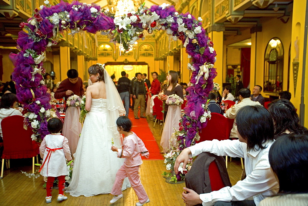 Wedding party in Peace Hotel, White wedding, Peace Hall, interior, bride with kids, banquet