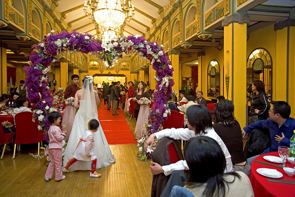 Wedding party in Peace Hotel, White wedding, Peace Hall, interior, bride with kids, banquet