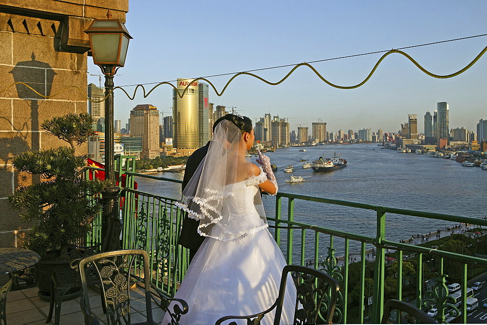 Bride and groom, Peace Hotel, White wedding, Brautpaar, Hochzeit, Dachterrasse, Blick ueber Pudong, view above Pudong and river