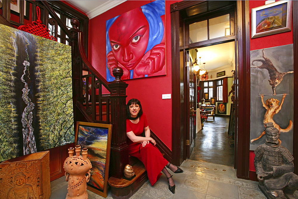 Kunstsammlerin, Maezenin, Sieglinde Simbuerger, wohnt in einem Haus in der Altstadt, lives with her collection in an old house in Old Town, Portrait, junge Frau, rot, red, Mao tattoo, Kunstsammlung, paintings of painter Lao Fan, aus: "Mythos Shanghai", Shanghai, Sachbildband, Fotos Karl Johaentges, Text Erich Follath, Verlag, Collection Rolf Heyne, 2005