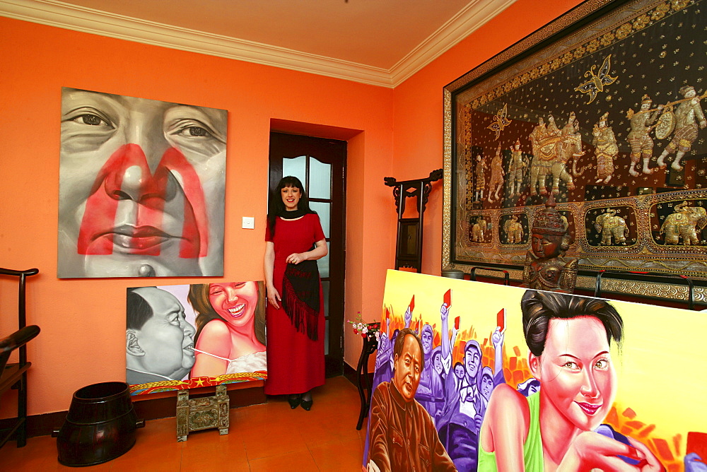 lives between her collection in an old house of Old Town, paintings of painter Lao Fan