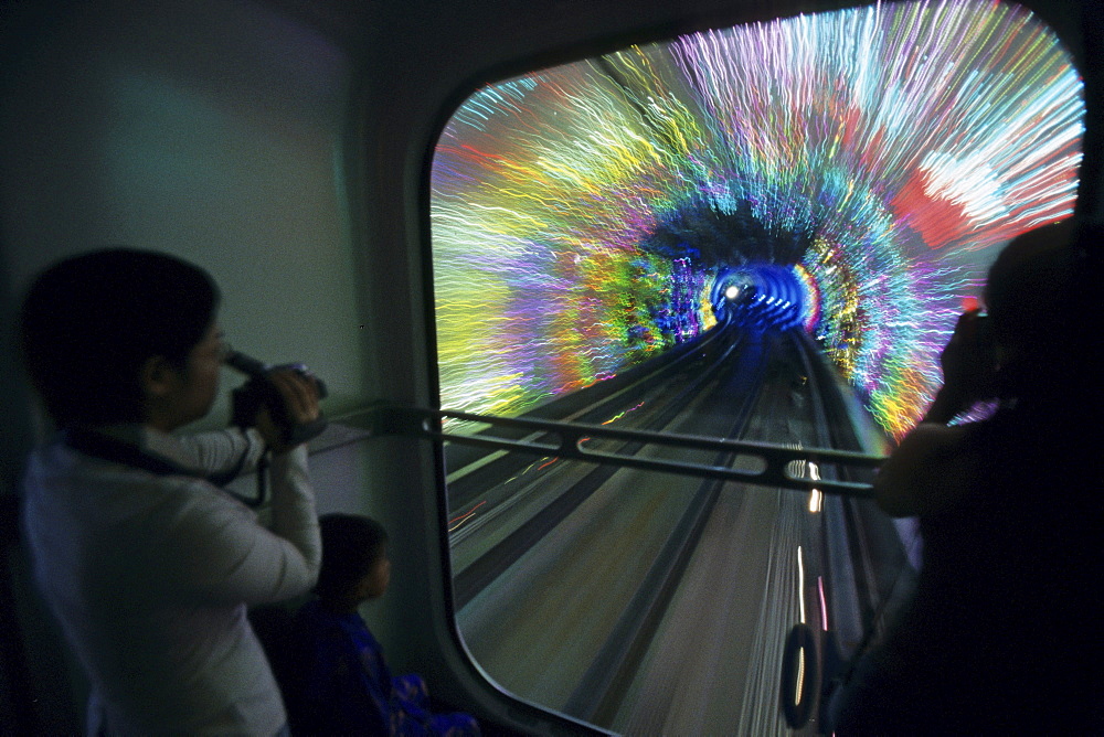 Tourist Tunnel Pudong, Touristentunnel zwischen Bund und Pudong, Kabinenbahn, cabins, colorful, illumination, neon, Kunstlicht, Lichteffekt, video, Installation