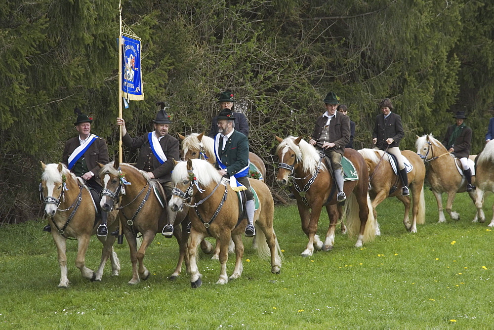 Traditional Georgiritt, at Hub-chapel, Penzberg, Upper Bavaria, Bavaria, Germany00057751