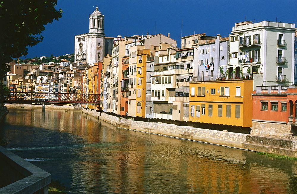 Cathedral and river, Rio Onyar, with iron bridge (from Gustave Eiffel), old town, Girona, Catalonia, Spain