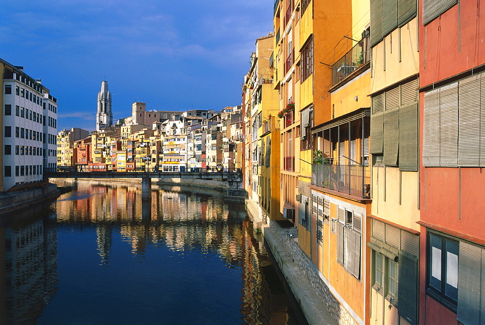 Church St. Feliu and river, Rio Onyar, old town, Girona, Catalonia, Spain