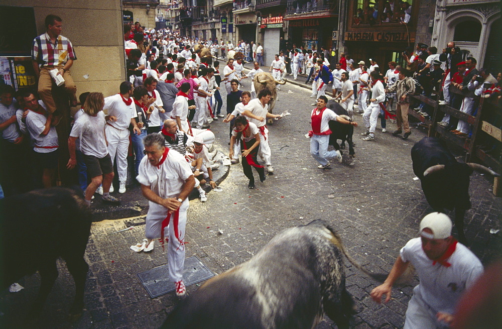 Bull running.Encierro-Mercaderes, Estafeta, Fiesta de San Fermin, Pamplona, Navarra, Spain