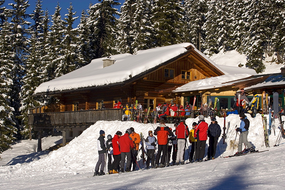 Group of skiers in front of the Weitmoosalm (1800 m), Planai, Schladming, Ski Amade, Styria, Austria