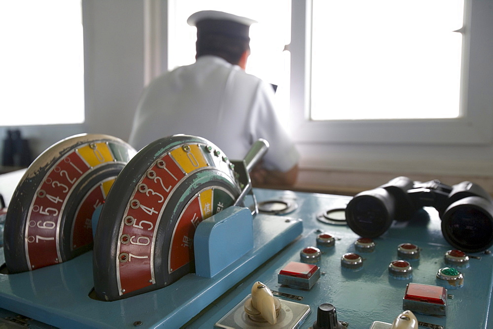 MV Victoria Queen Bridge, Victoria Cruises, Yangtze River, China