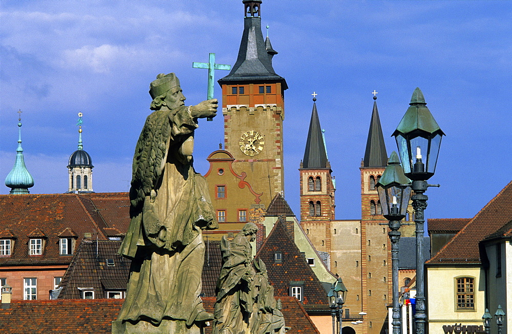 Europe, Germany, Bavaria, Wuerzburg, Alte Mainbruecke with statues in front of Cathedral Saint Kilian