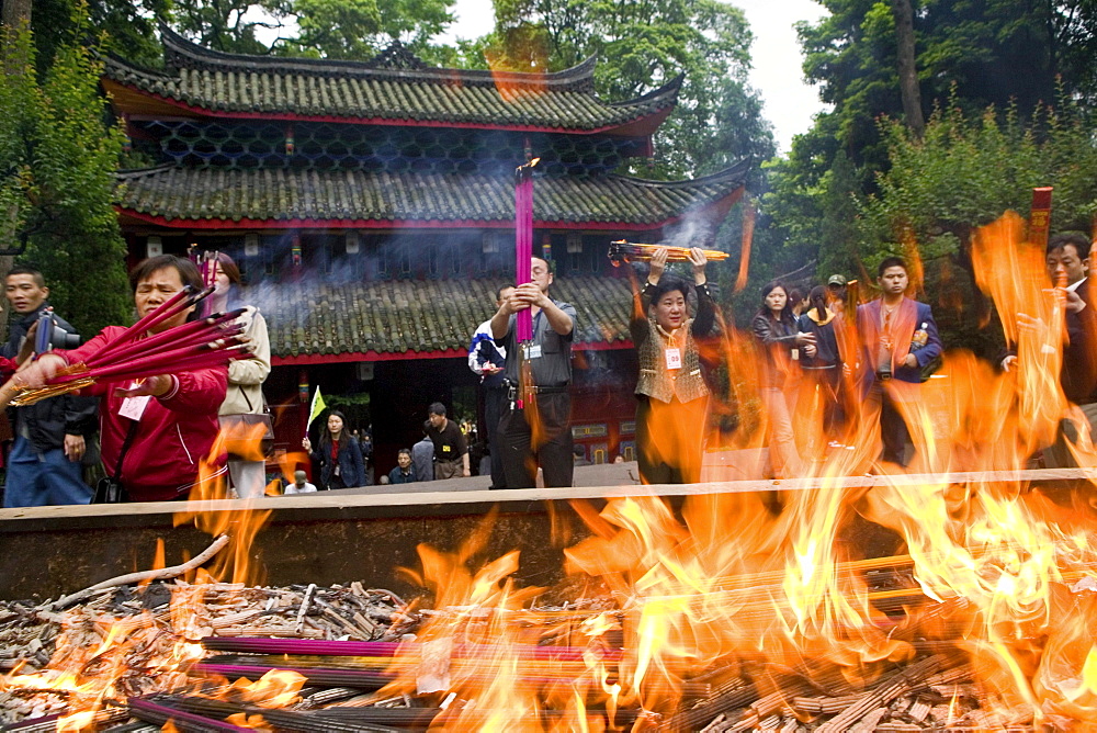 pilgrims burn incense sticks and candles, main hall, fire, red, Wannian monastery and temple, China, Asia, World Heritage Site, UNESCO