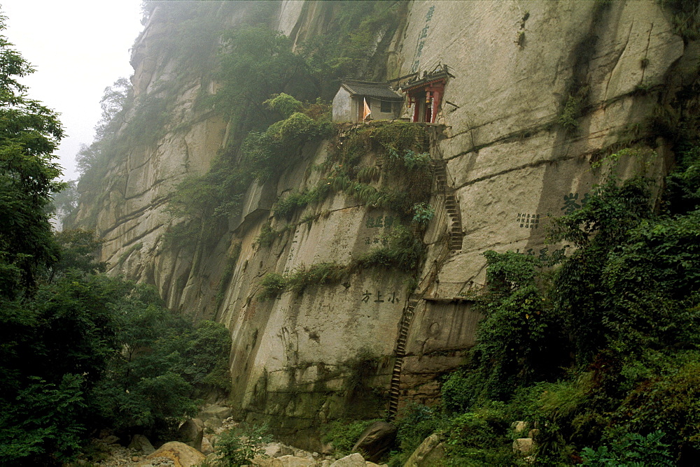 Hermitage, little house at a rock face, Hua Shan, Shaanxi province, China, Asia