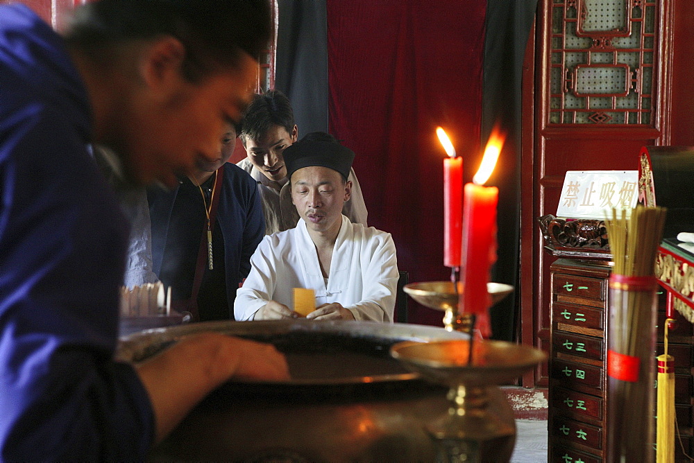 Prophesier, a monk at the altar of a taoist temple, Hua Shan, Shaanxi province, China, Asia