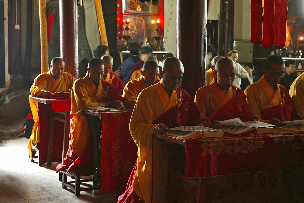 monks, Temple of Longevity, Monastery, Jiuhuashan, Mount Jiuhua, mountain of nine flowers, Jiuhua Shan, Anhui province, China, Asia