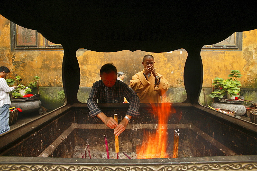 Puji Si, praying pilgrims and tourists, Buddhist Island of Putuo Shan near Shanghai, Zhejiang Province, East China Sea, China, Asia