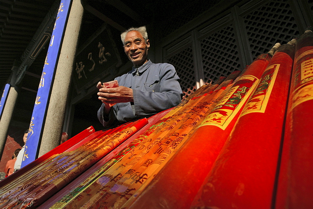 Incense salesman in front of the temple at the Southern Gate to Heaven, Mount Tai, Shandong province, World Heritage, UNESCO, China