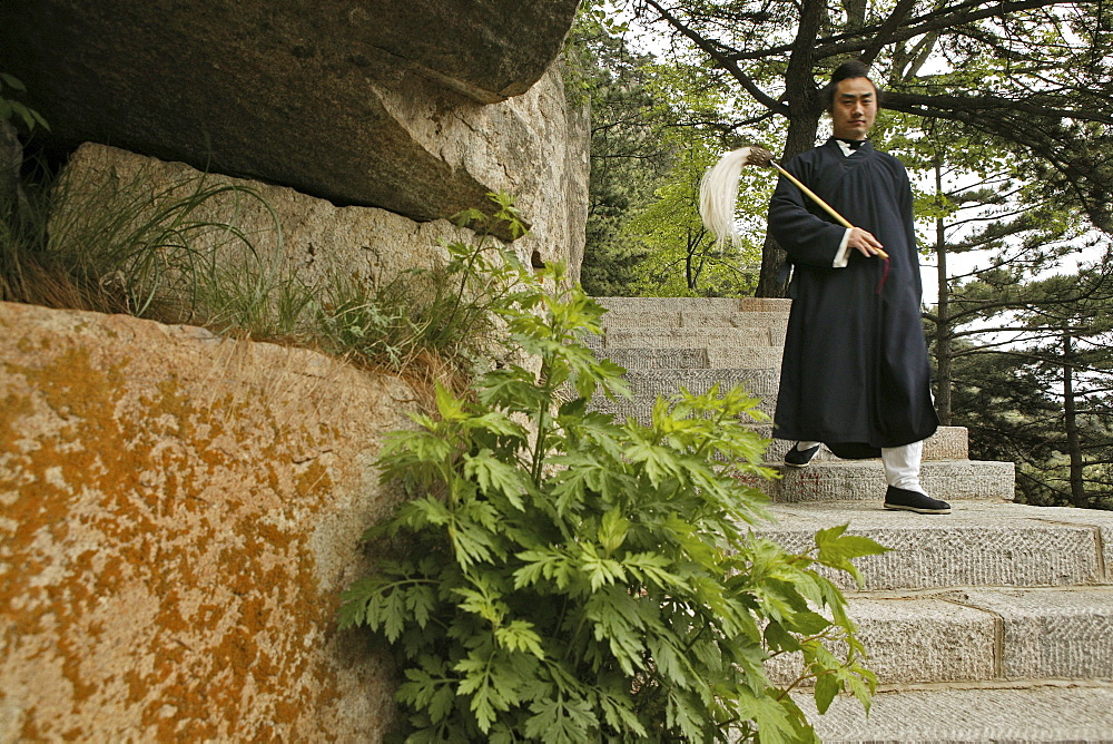 Taoist monk Zhang Qingren about to demonstrate Tai Chi, Hou Shi Wu Temple, Mount Tai, Tai Shan, Shandong province, World Heritage, UNESCO, China