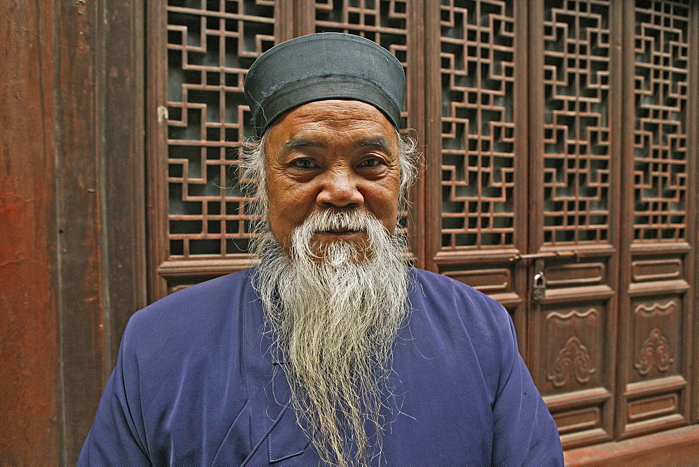 portrait of elderly bearded Taoist monk, Wudang Shan, Taoist mountain, Hubei province, Wudangshan, Mount Wudang, UNESCO world cultural heritage site, birthplace of Tai chi, China, Asia