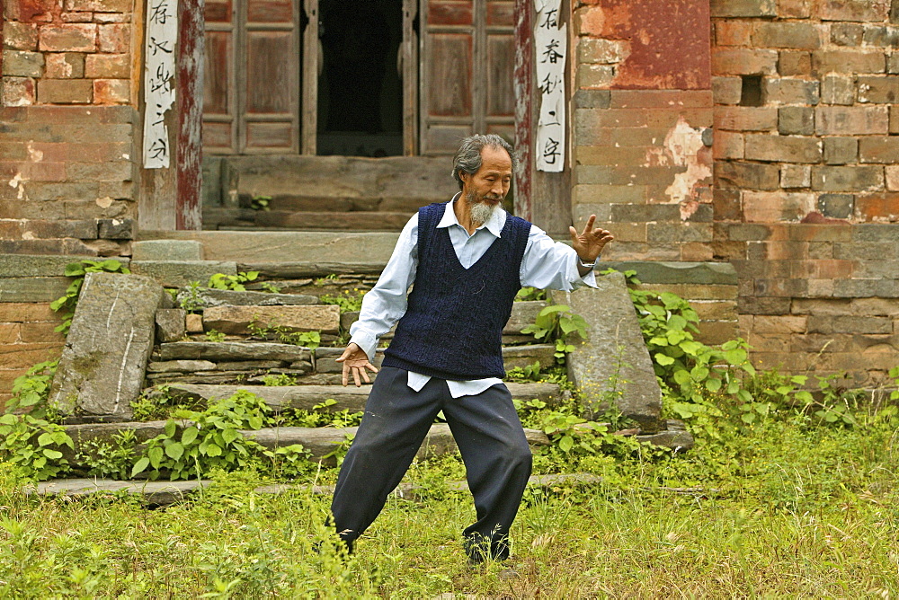 Master demonstrates Taichi movements, in front of his old house below the peak, Wudang Shan, Taoist mountain, Hubei province, Wudangshan, Mount Wudang, UNESCO world cultural heritage site, birthplace of Tai chi, China, Asia