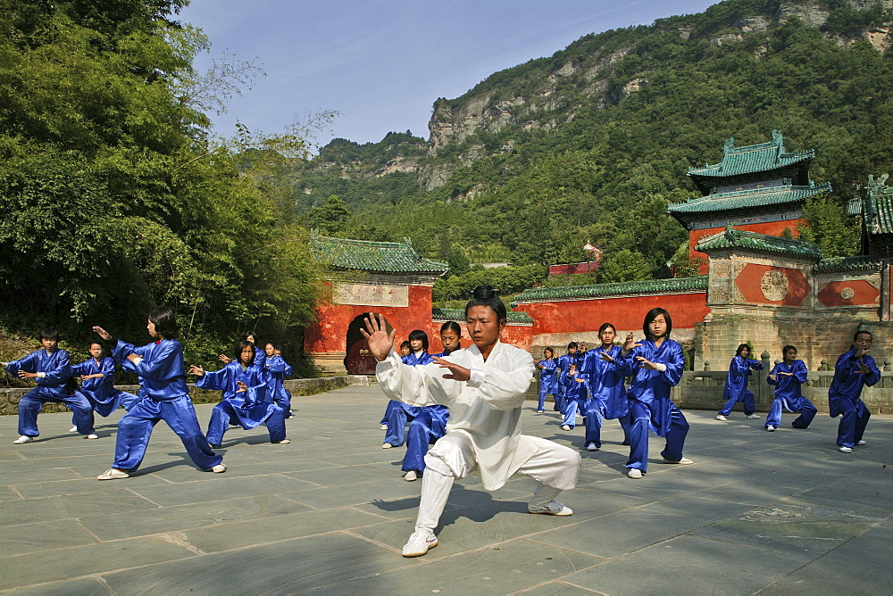 Taichi training at the Wudang School of Martial Arts, in front of the Purple Cloud Temple, Zi Xiao Gong, 1613 metres high, Mount Wudang, Wudang Shan, Taoist mountain, Hubei province, UNESCO world cultural heritage site, birthplace of Tai chi, China