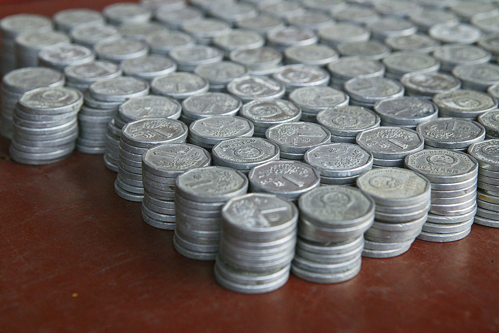 Counting donation money, Mount Wudang, Wudang Shan, Taoist mountain, Hubei province, UNESCO world cultural heritage site, birthplace of Tai chi, China