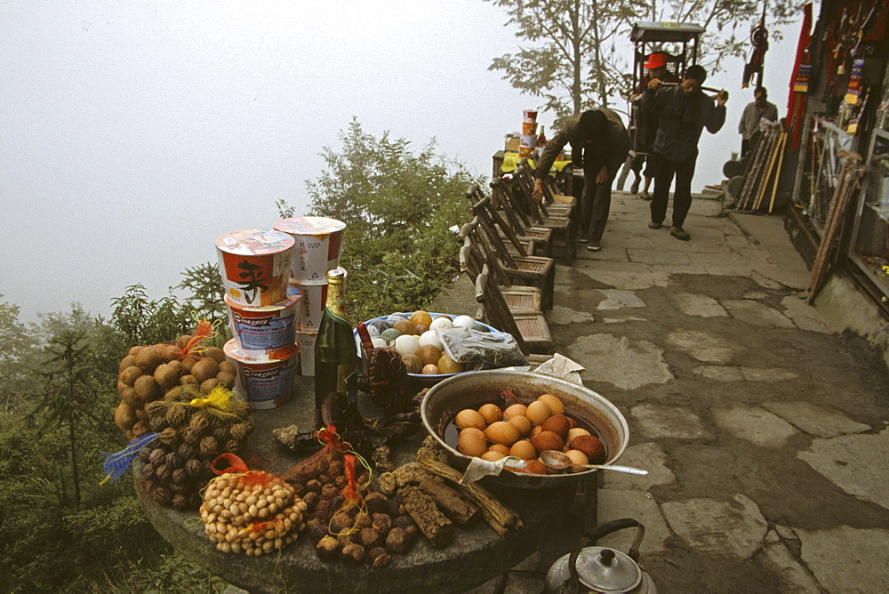 traders sellers, along the path, tourists in sedan chairs, Wudang Shan, Taoist mountain, Hubei province, Wudangshan, Mount Wudang, UNESCO world cultural heritage site, birthplace of Tai chi, China, Asia