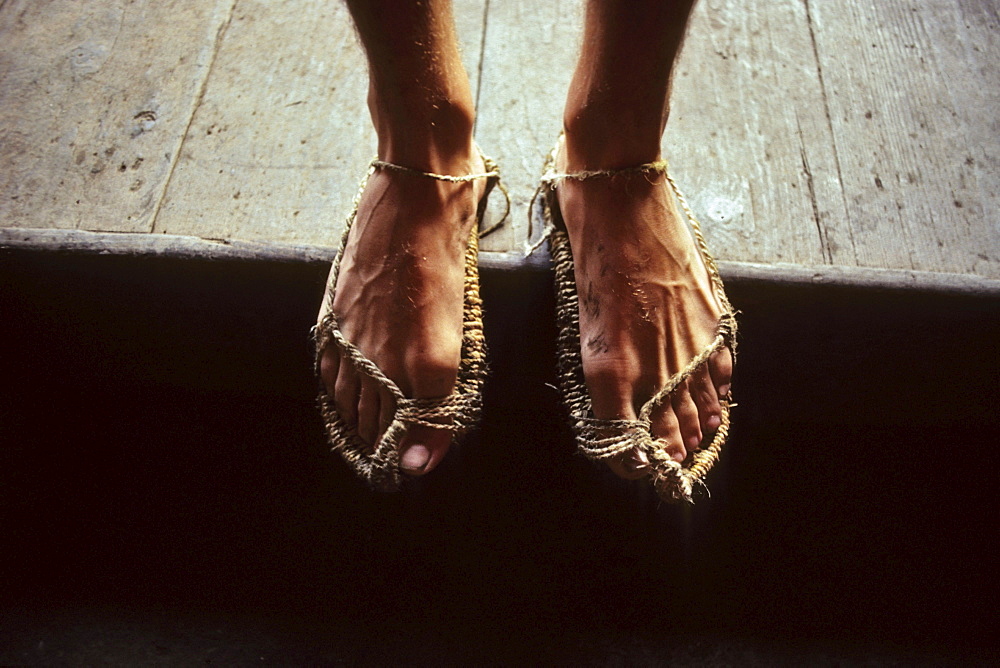 Chinese pilgrim sandals, Pilgrim on the way to the summit, China