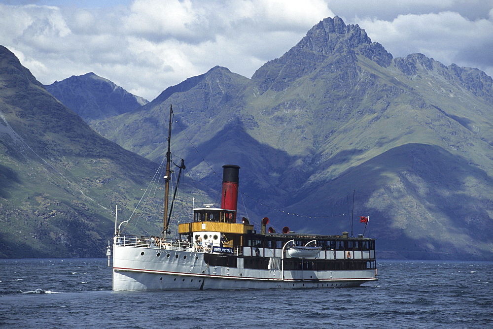 TSS Earnslaw Steamer on Lake Wakatipu, Near Queenstown, South Island, New Zealand00059413