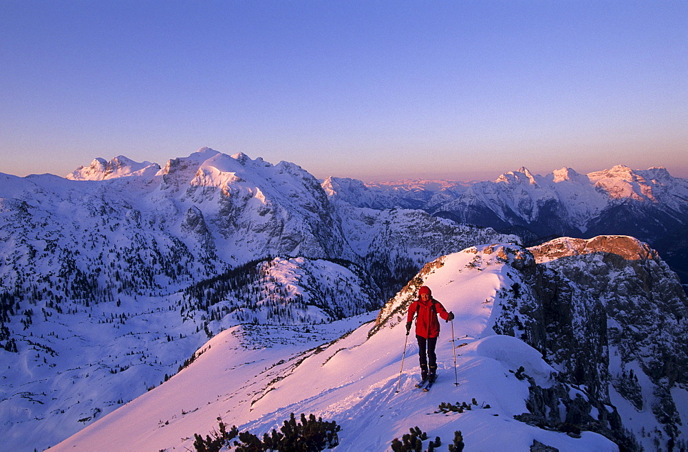 Backcountry skier at ridge of Grosser Weitschartenkopf with view to range of Reiteralm and Loferer Steinberge, Reiteralm range, Berchtesgaden, Upper Bavaria, Bavaria, Germany