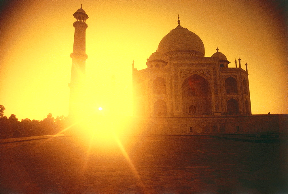 View of the Taj Mahal at sunrise, Uttar Pradesh, India