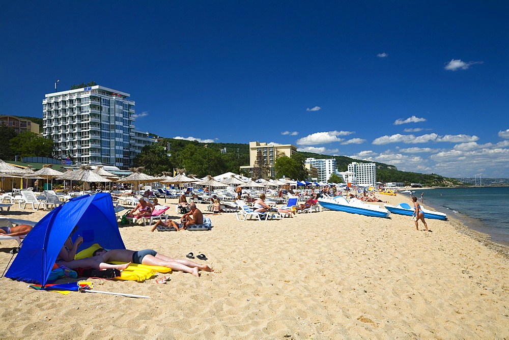 People on the Golden Beach, Zlatni Pjasuci, Black Sea, Bulgaria, Europe