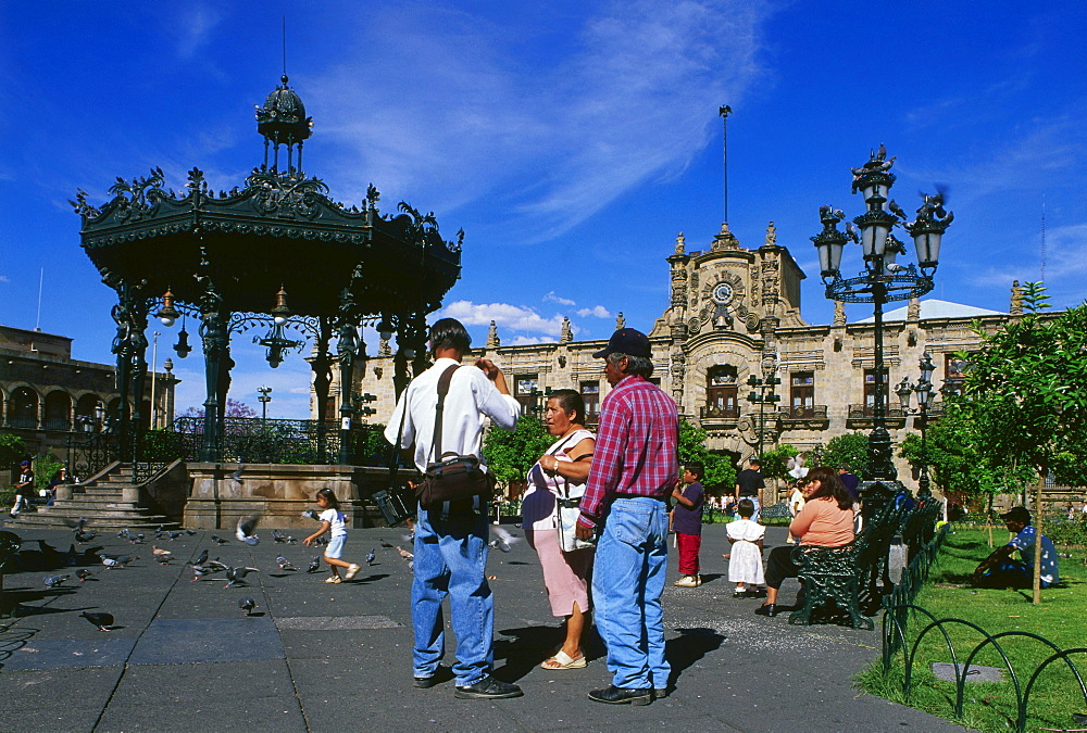 Tourists at the barock palace, Palacio de Gobierno at Plaza de Armas Guadalajara, Mexiko