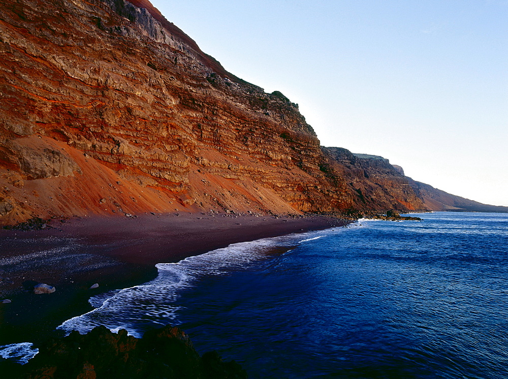 Playa del Verodal, red sandy beach, steep coast, El Hierro, Canary Islands, Atlantic Ocean, Spain