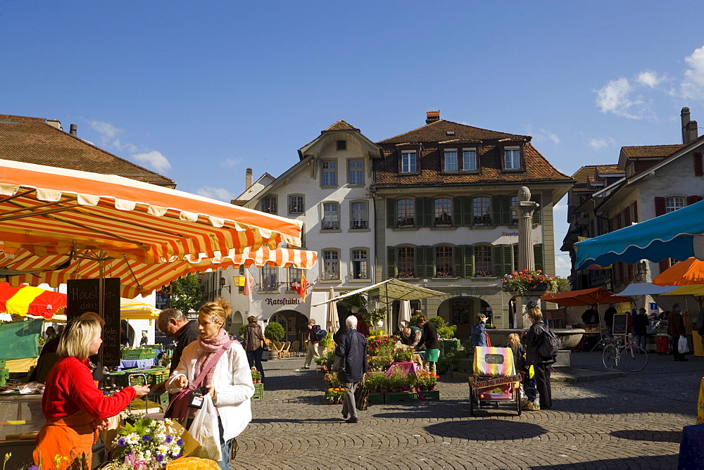 Saturday's Market in town hall square, Thun (largest garrison town of Switzerland), Bernese Oberland (highlands), Canton of Bern, Switzerland