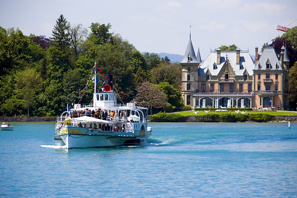 Steamer DS Bluemlisalp passing Castle Schadau at Lake Thun, Thun (largest garrison town of Switzerland), Bernese Oberland (highlands), Canton of Bern, Switzerland