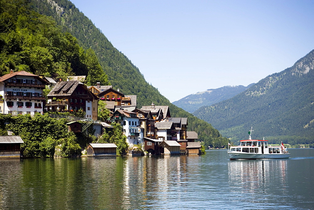 Excursion boat arriving Hallstatt, Salzkammergut, Upper Austria, Austria