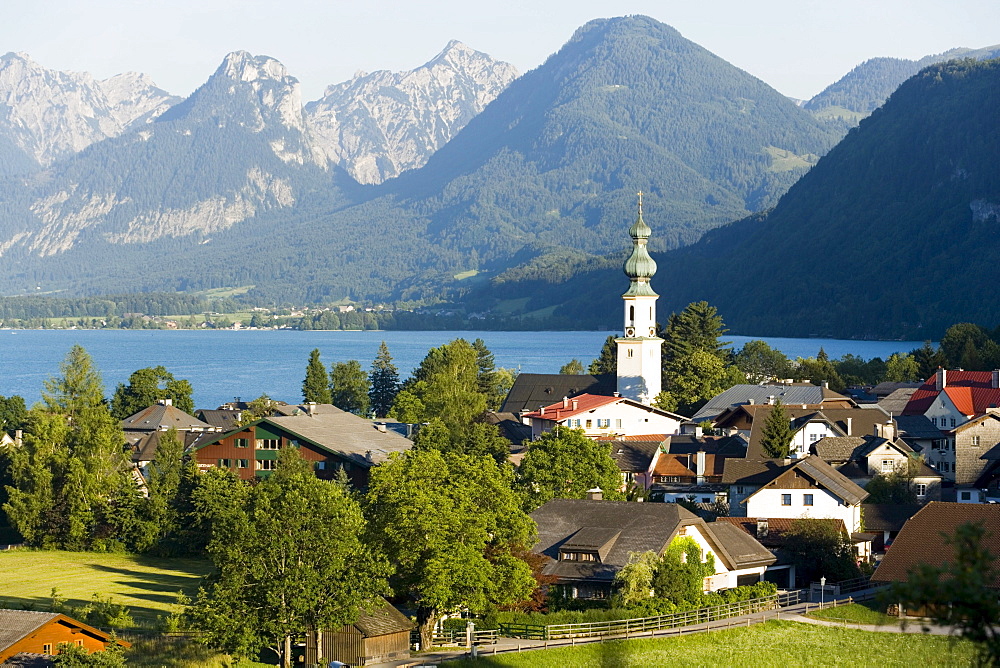 St. Gilgen with parish church, Zwoelferhorn (1522 m) in background, Salzkammergut, Salzburg, Austria