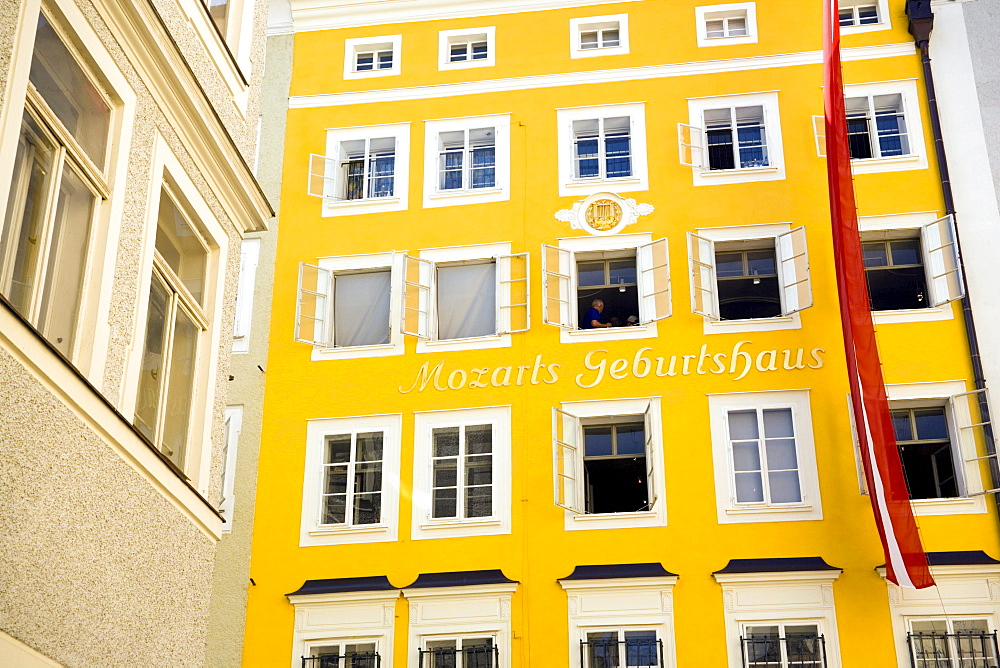 Mozart's birthplace in the Getreidegasse, Wolfgang Amadeus Mozart was born here on January 27, 1756, today the rooms once occupied by the Mozart family house a museum, Salzburg, Salzburg, Austria, Since 1996 historic centre of the city part of the UNESCO World Heritage Site