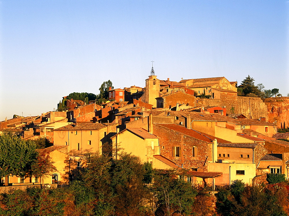 Roussillon, village with ancient ochre quarry, Vaucluse, Provence, France