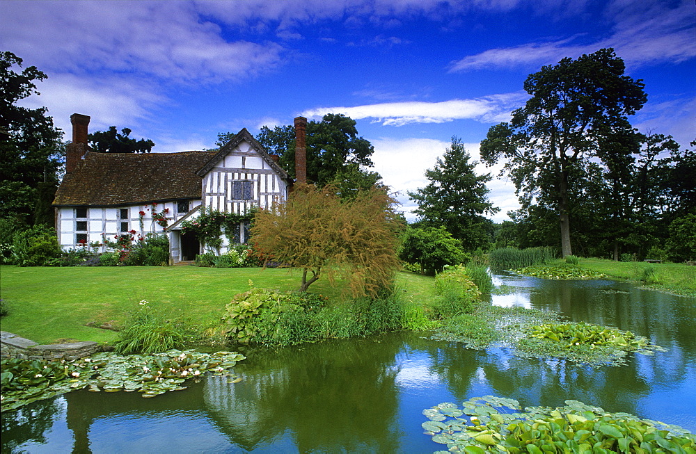 Europe, England, Hereford-Worcester, Lower Brockhampton near Bromyard, cottages