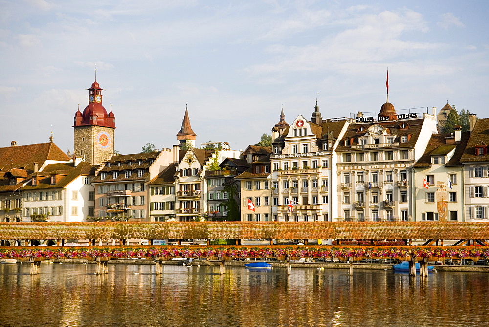 View over river Reuss with Kapellbruecke (chapel bridge, oldest covered bridge of Europe) to houses at Rathausquai, Lucerne, Canton Lucerne, Switzerland