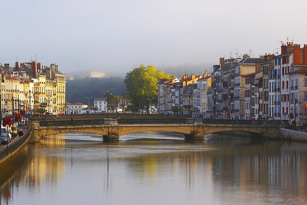 Early morning in Bayonne at the river Nive, dept PyrÈnÈes-Atlantiques, Cote des Basques, France, Europe