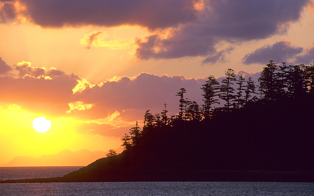 View from Hayman Island to Akhurst Islands at sunset, Whitsunday Islands, Great Barrier Reef, Australia