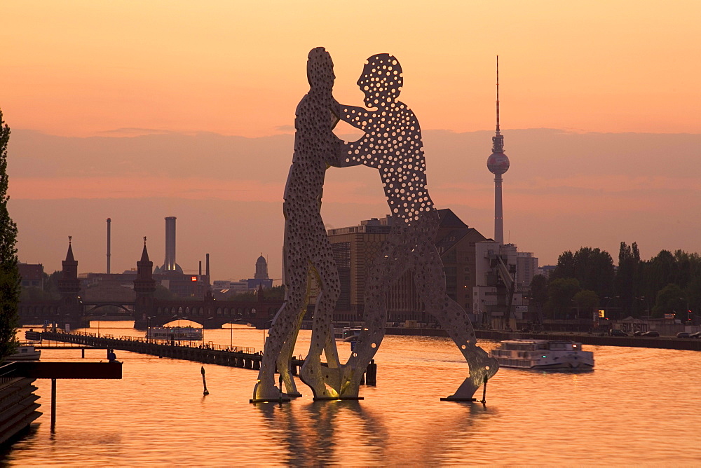 Berlin Treptow, Monecular Men, sculpture, river spree Alex TV