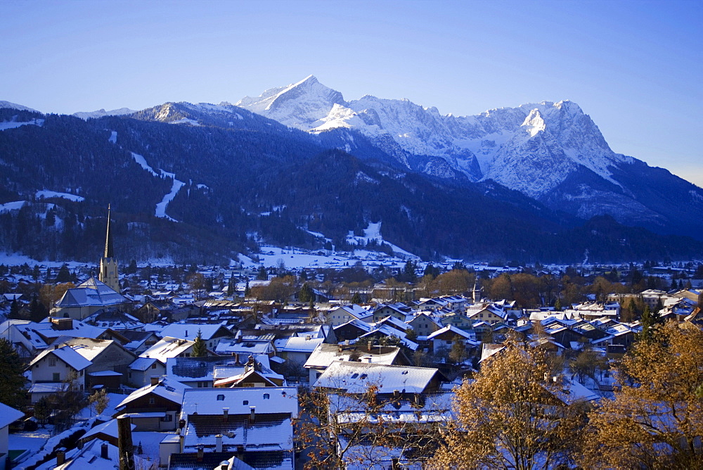 View over Garmisch-Partenkirchen to the Zugspitze and Alpspitze, Garmisch-Partenkirchen, Upper Bavaria, Germany