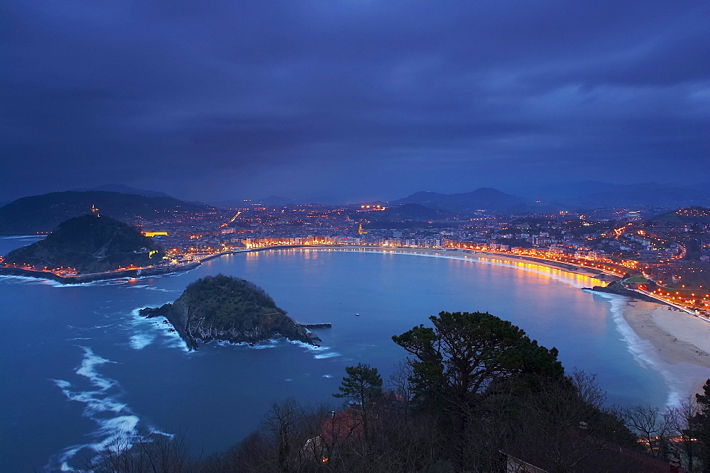 The bay of La Concha in the early evening, San Sebastian, Donostia, Euskadi, Pais Vasco, Spain