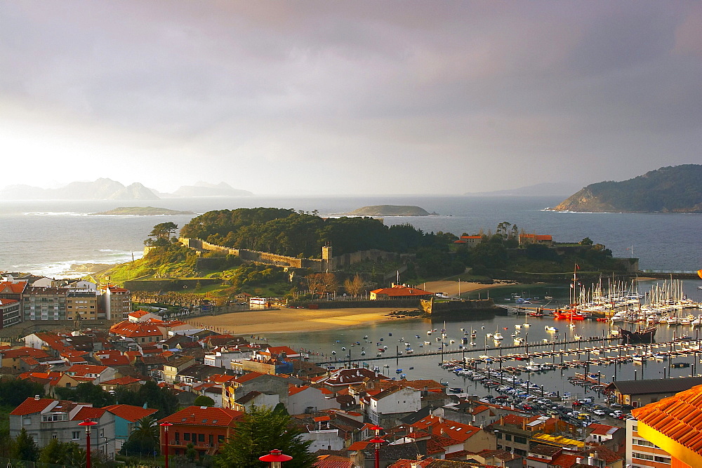 Harbour and fortress, Fortaleza de Bayona, in the town of Baiona, Bayona, RÃŒa de Vigo, RÃŒas Bajas, Galicia, Spain