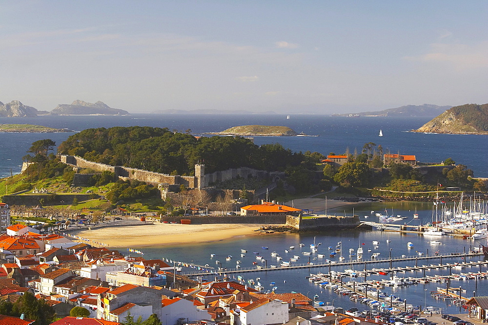 Baiona bay with harbour and fort, Fortaleza de Bayona, Islas Cies, RÃŒa de Vigo, RÃŒas Bajas, Baiona, Bayona, Galicia, Spain