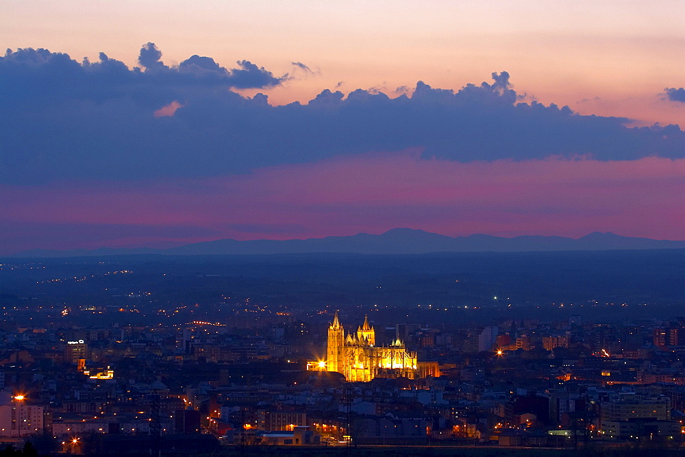 View of the town with cathedral, Catedral Santa MarÃŒa La Regla at sunset, Leon, Castilla Leon, Spain