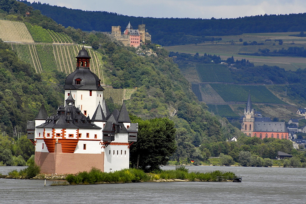 Schoenburg Castle and river Rhine, Oberwesel, Pfalz near Kaub, Rhineland Palatinate, Germany