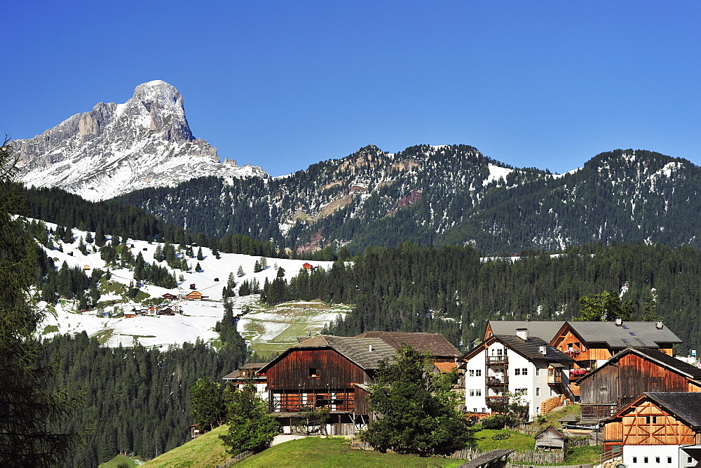 Farmhouses beneath Peitlerkofel, Val Badia, Dolomites, UNESCO World Heritage Site, South Tyrol, Italy